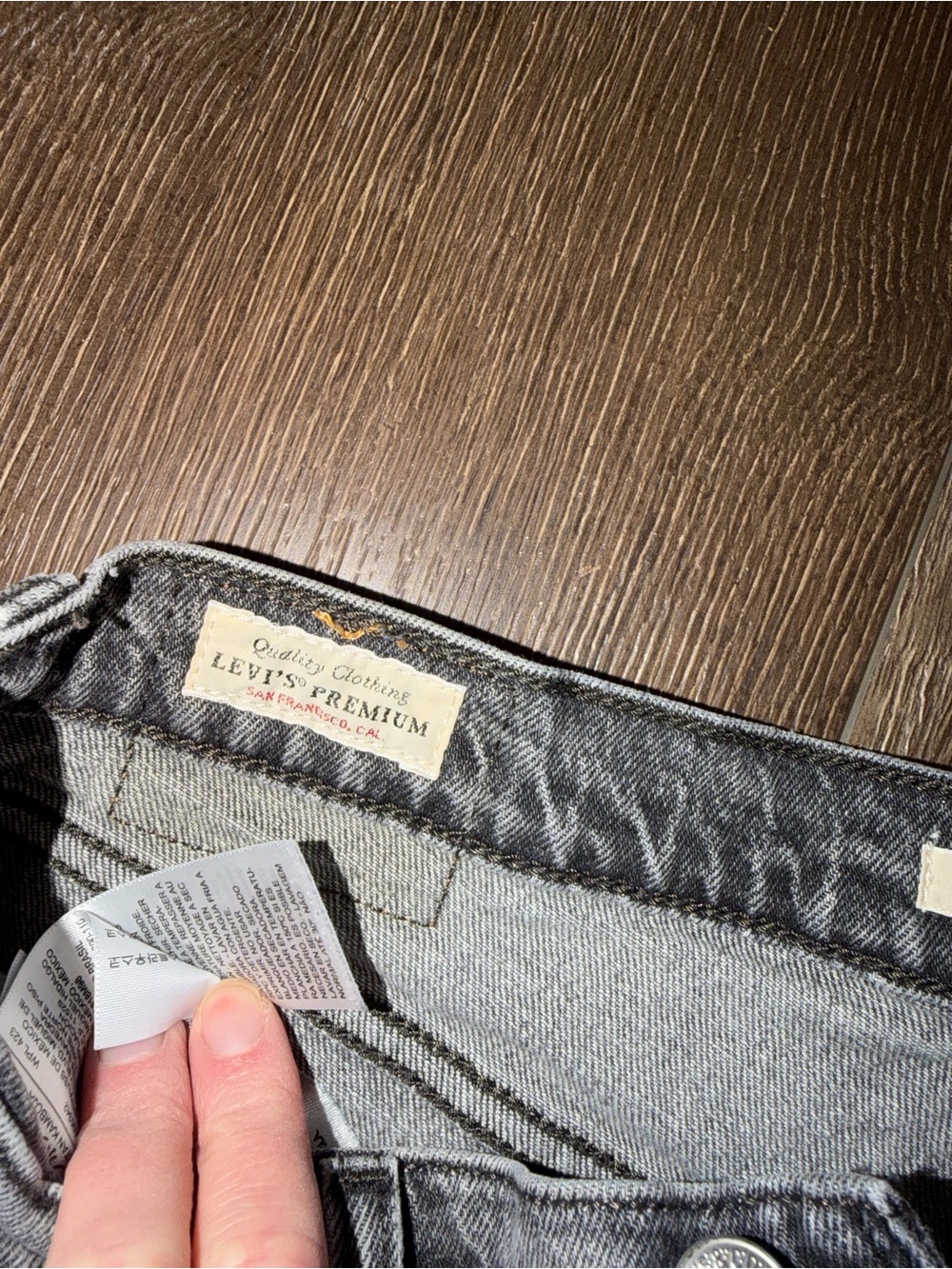 Levi's Rib-Cage Straight Ankle Jeans in Washed Gray - Picture 4 of 6